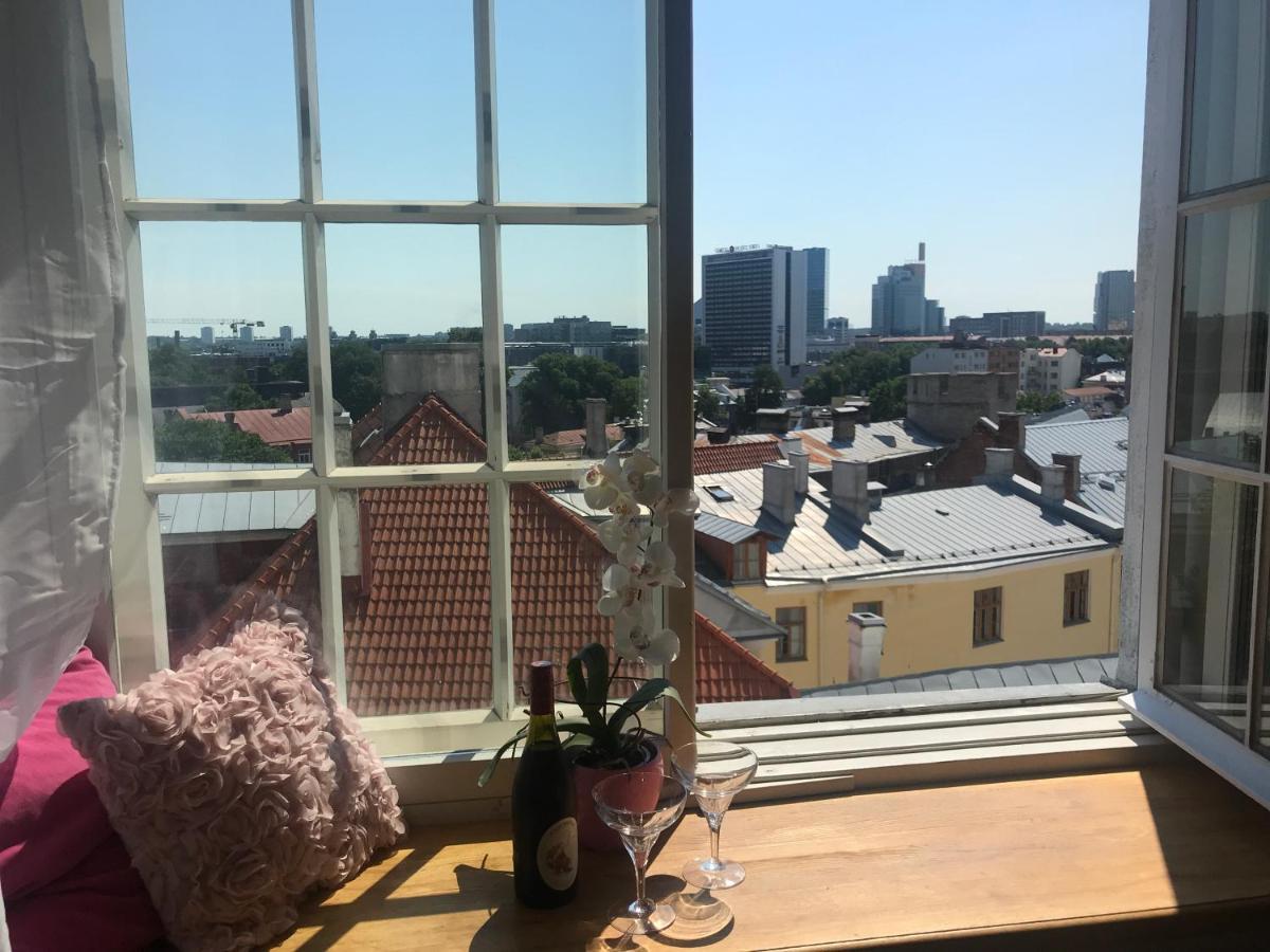Cozy Oldtown Studio With Magnific City View Tallin Exterior foto